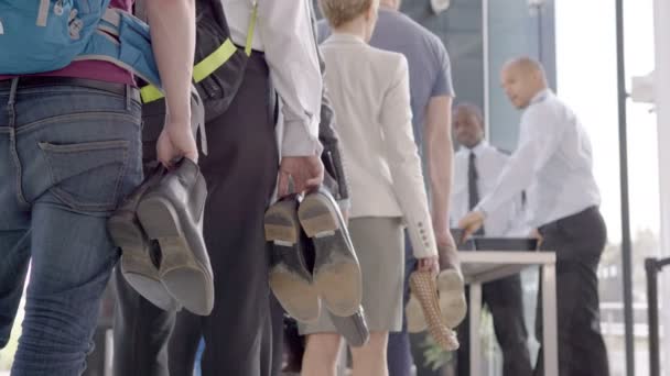 Люди стоят в очереди с обувью на контрольно-пропускном пункте — стоковое видео