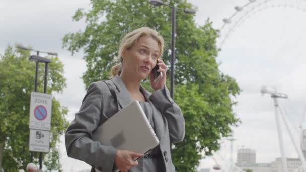 Деловая женщина по мобильному телефону в городе — стоковое видео
