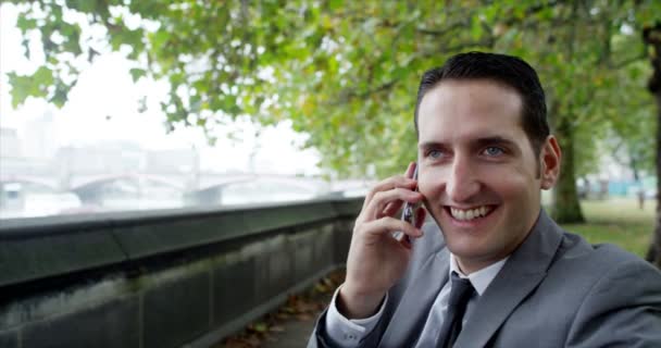 Hombre de negocios haciendo una llamada telefónica — Vídeo de stock