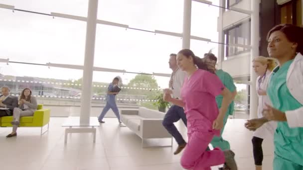 Medisch team loopt door ziekenhuis gebouw — Stockvideo