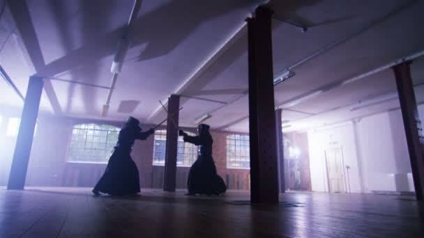 Lutadores japoneses com espadas competindo — Vídeo de Stock