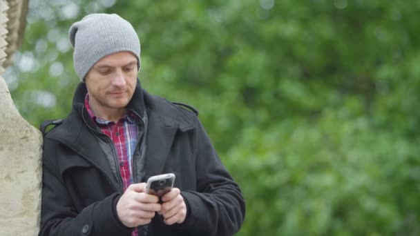 Чоловік робить мобільний телефонний дзвінок — стокове відео