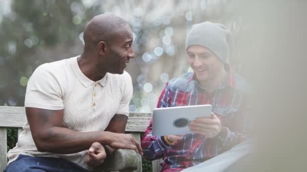 Amigos olhando para tablet computador — Vídeo de Stock