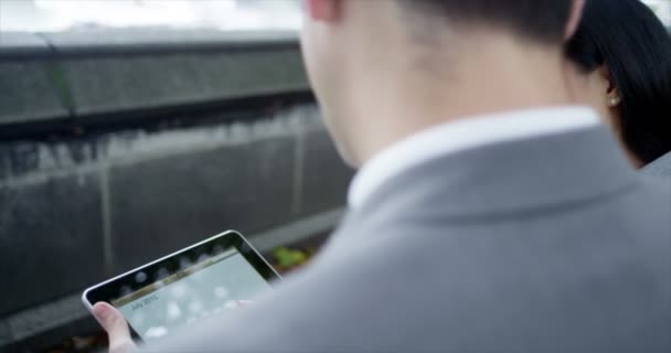 Executivos de negócios usando tablet computador — Vídeo de Stock