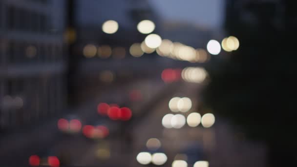 Gece vakti şehirde trafik — Stok video