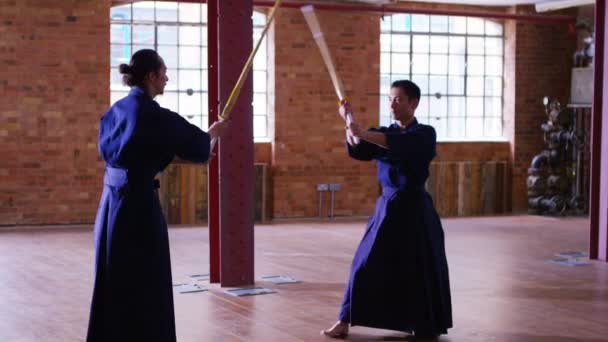 Japanse strijders opleiding met zwaarden — Stockvideo