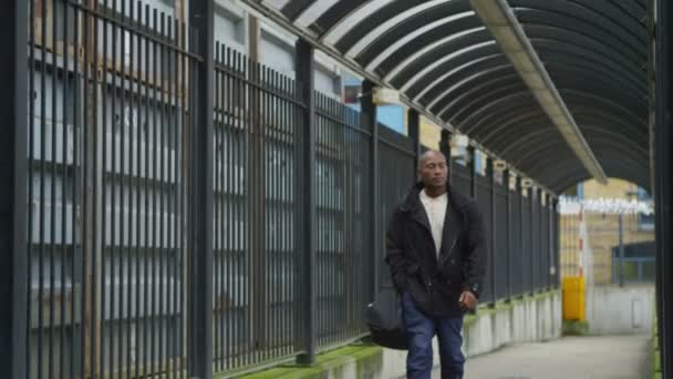 Hombre caminando lejos de la estación de tren — Vídeos de Stock