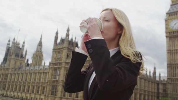 Businesswoman talking on phone — Stock Video