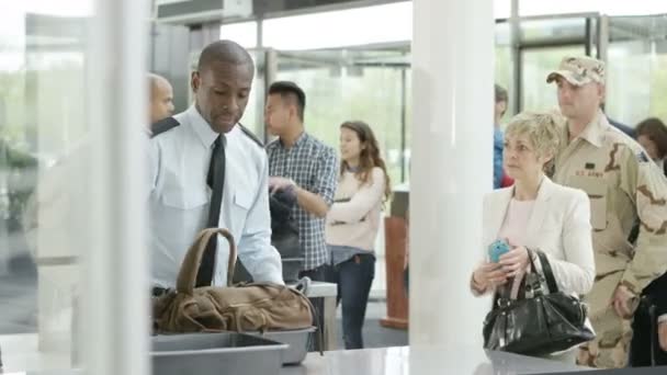 Guardie di sicurezza aeroportuali alla ricerca di passeggeri — Video Stock