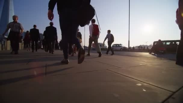 Touristes marchant à travers Londres — Video