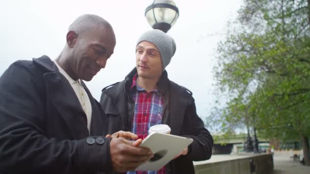 Freunde hängen mit Computer-Tablet herum — Stockvideo