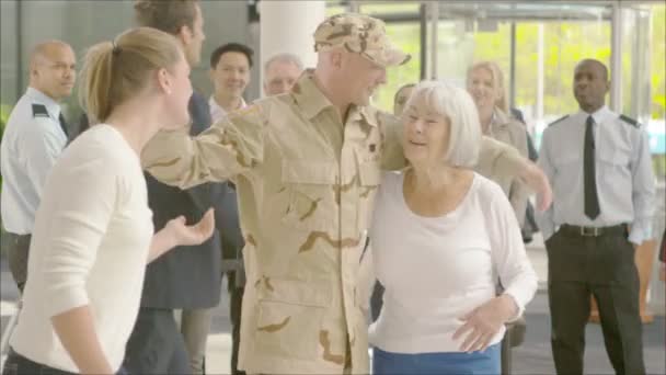 Żołnierz wraca do domu w objęcia rodziny — Wideo stockowe