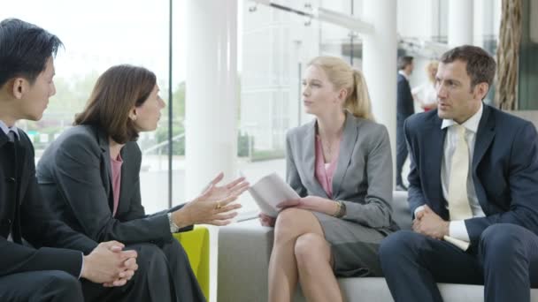 Equipes de negócios negociando em uma reunião — Vídeo de Stock