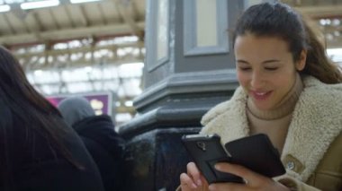 bir app akıllı telefon kullanarak erkek