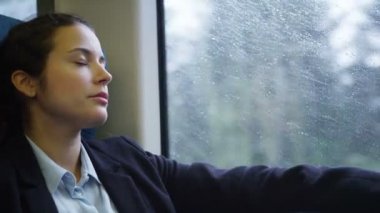 banliyö tren üzerinde dinlenme iş kadını