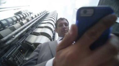  İş adamı cep telefonundan mesaj atıyor