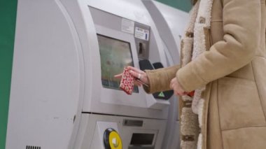  erkek tren bileti satın almak için dokunmatik ekran kullanma