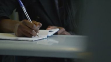 tren yolculuğu sırasında çalışma iş kadını