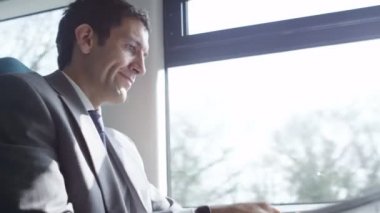 işadamı okuyor sonuçlarla hayal kırıklığı
