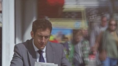 Kafede yemeğe işadamı