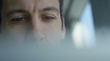  Dizüstü bilgisayarda çalışan iş adamı