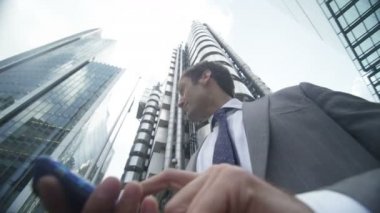  İş adamı cep telefonundan mesaj atıyor