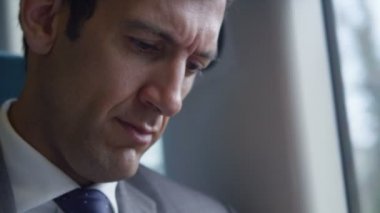smartphone cep telefonu ile trende el manifatura