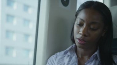 tren yolculuğu sırasında çalışma iş kadını