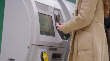  erkek makineden tren bileti satın alma