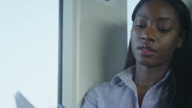 tren yolculuğu sırasında çalışma iş kadını