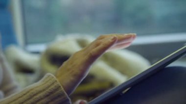  tablet bilgisayar kullanan kadın