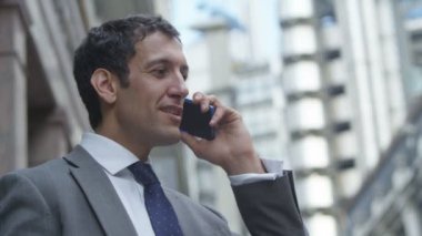  İş adamı cep telefonuyla konuşuyor.