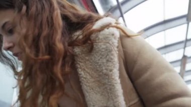 kadın bir trene binmek için hazırlanıyor