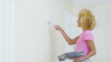  yeni ev duvar boyama kadın