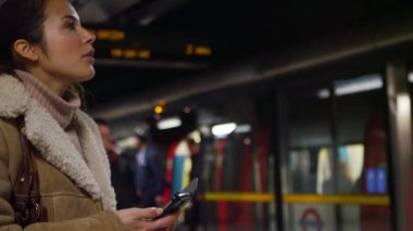 Akıllı telefonunda mesaj atan kadın.