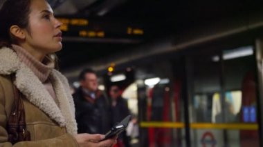 Akıllı telefonunda mesaj atan kadın.