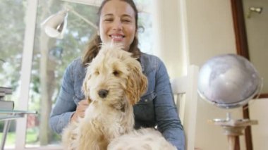 Kadın cocker-poo kukla ile rahatlatıcı