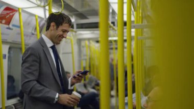 işadamı trende smartphone vasıl arıyorsunuz