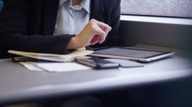 kadın yönetici dijital tablet üzerinde çalışan 