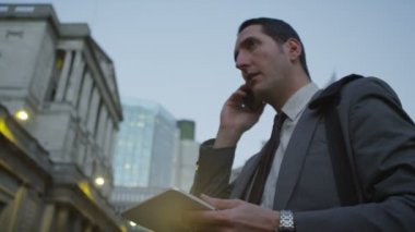İş adamı cep telefonuyla konuşuyor.