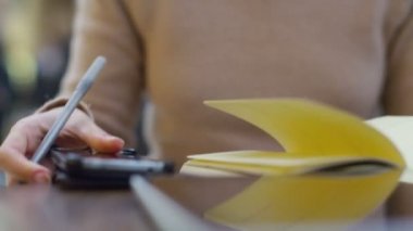 Kadın telefonda konuşuyor.