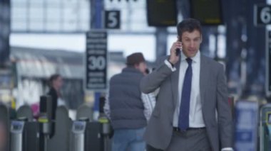İşadamı bir telefon görüşmesi yapar