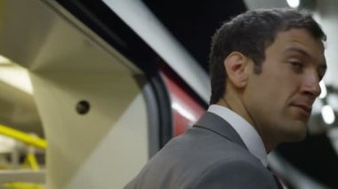 işadamı yeraltı trenden alır