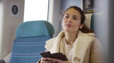 Akıllı telefon kullanan kadın