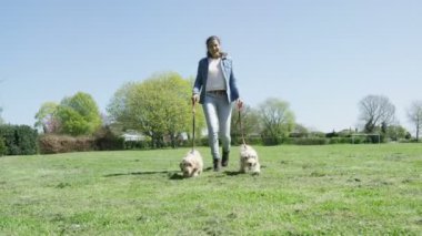 Parktaki kukla ile yürüyen kadın