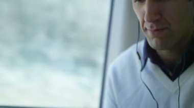 adam bilgisayar tablet ve kulaklık