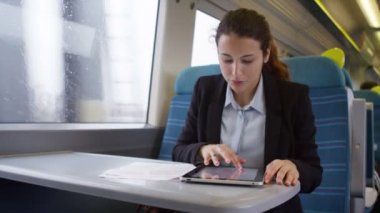iş kadını dijital tablet üzerinde çalışıyor 