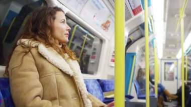 Akıllı telefon kullanan kadın