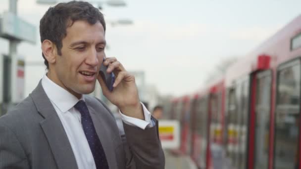Beszél a saját mobiltelefon üzletember — Stock videók