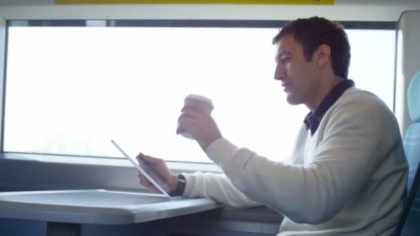 Człowiek przy użyciu komputera typu tablet — Wideo stockowe